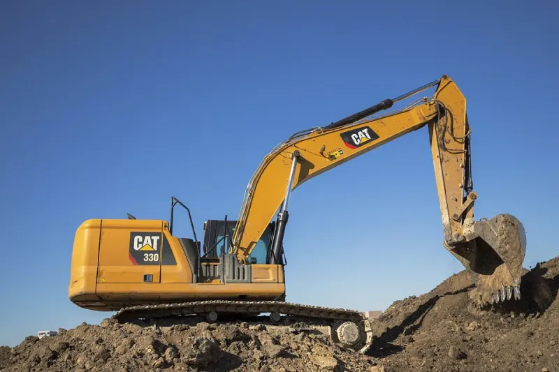 Pásové rýpadlo Caterpillar při zemních pracích