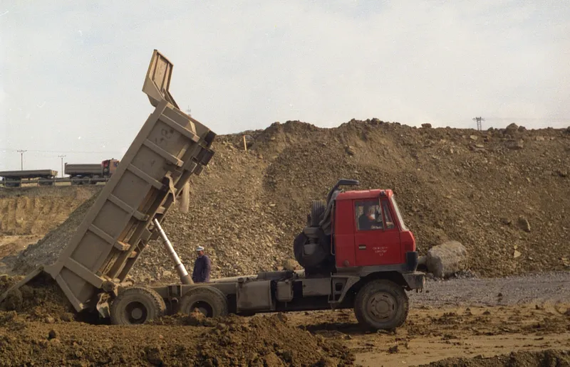Sklápěč Tatra 815 vysypává zeminu