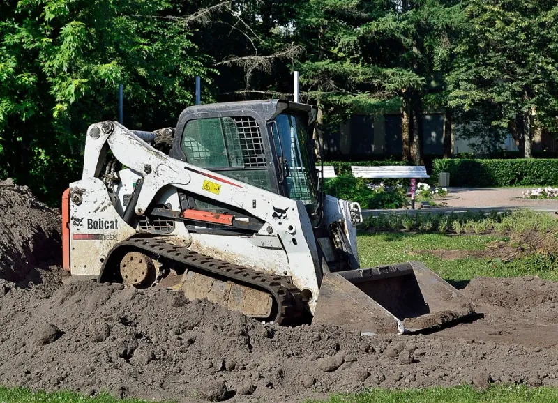 Smykový nakladač Bobcat na pásovém podvozku