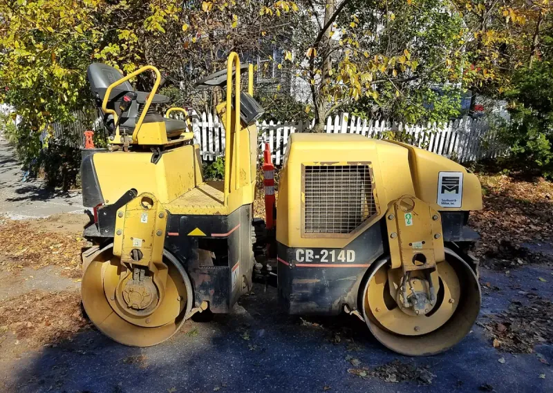 Vibrační válec Caterpillar při hutnění