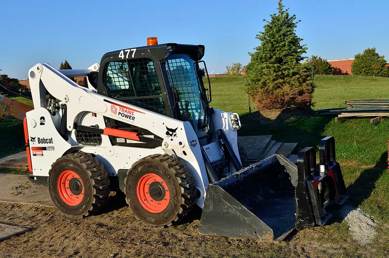 Bobcat S770 — Nakladače