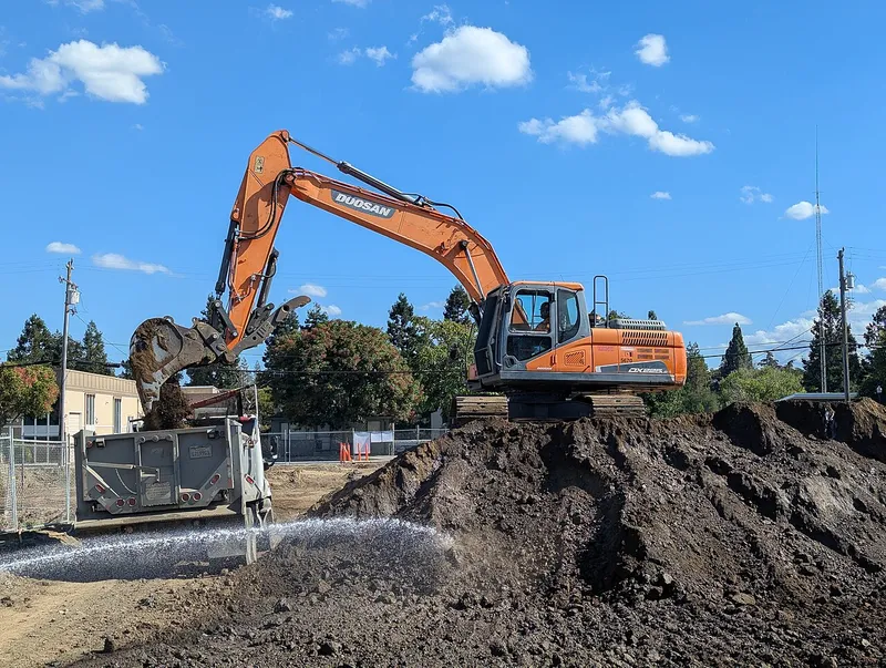 Develon DX225LC-7 — Bagry a rýpadla