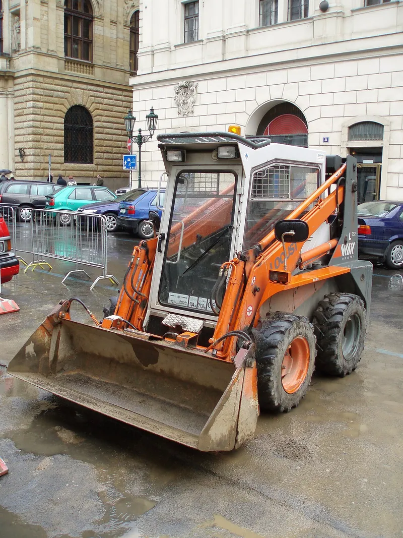 Locust L753 — Nakladače